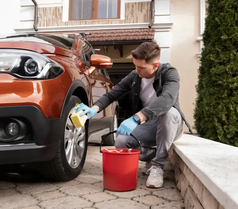Lavage auto à domicile Vair-sur-Loire : professionnel intervenant sur un véhicule